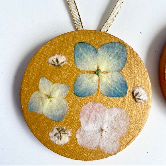 Pressed Flower Wooden Christmas Ornament Gold - Picture 3 of 8